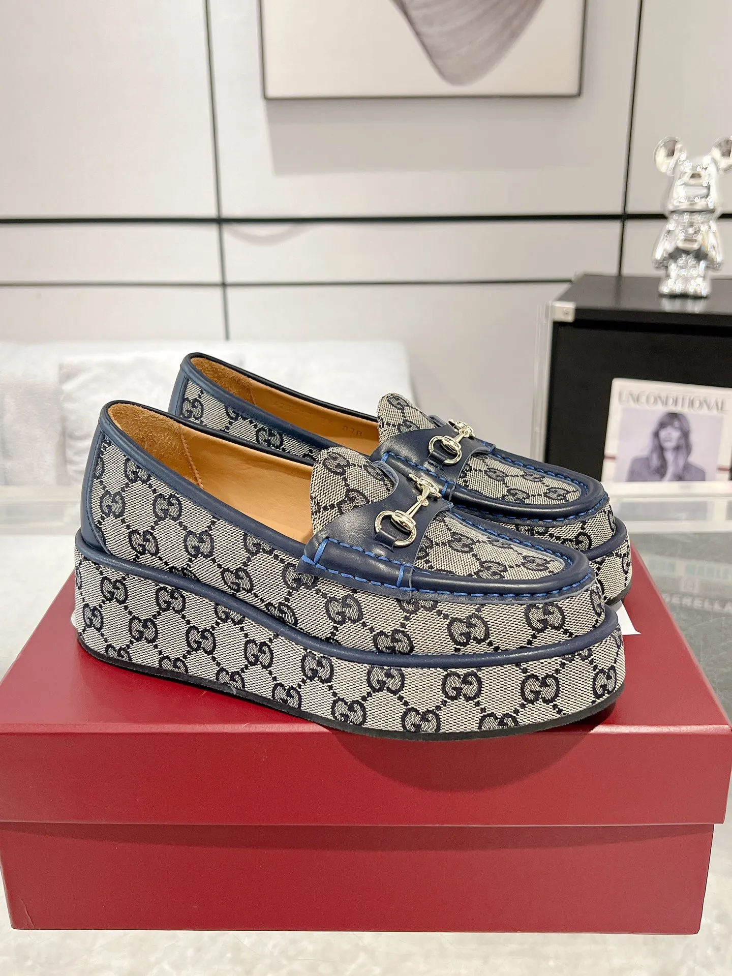 👟👟Ex-factory price 640👟👟 Leather surface 💰Gucci’s latest women’s horsebit wedge loafers ❗️❗️ Original purchase, development and production. The brand’s classic elements inject timeless style into this exquisite horsebit loafer. Glossy leather is paired with light gold-tone hardware. Wedge detailing adds a personal touch to a classic style. Original customized cowhide. Original customized soft sheepskin lining. Original molded leather with rubber outsole. Bottom thickness: 2.5CM in the front and 5cm in the back. Number of yards: 35-41 (custom-made 40 and 41 are non-refundable)